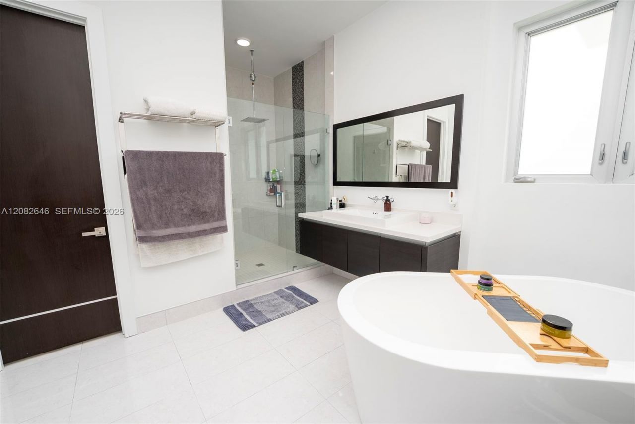 8340 NW 33 Terrace, Doral, FL 33122 Photo