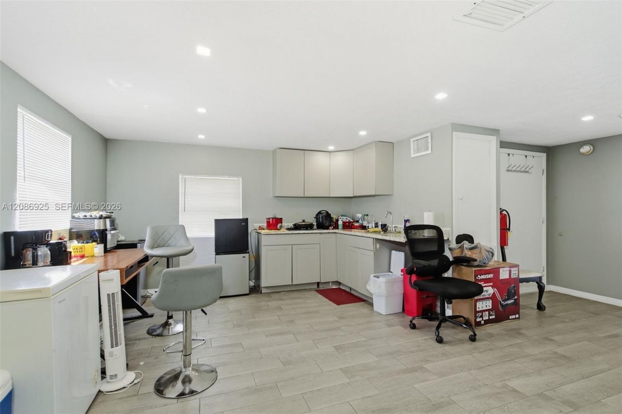 600 Ring Rd, Orlando, FL 32811 Photo