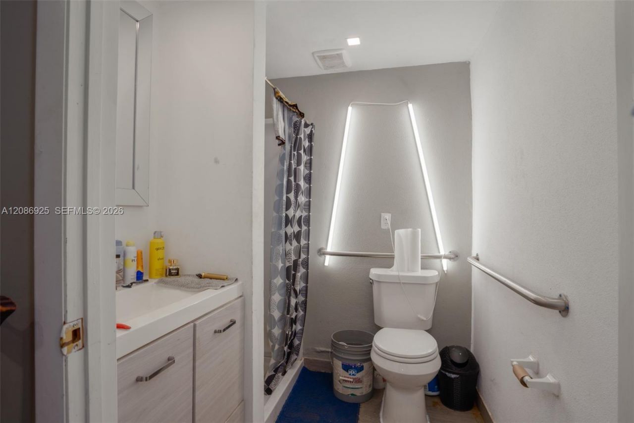 600 Ring Rd, Orlando, FL 32811 Photo