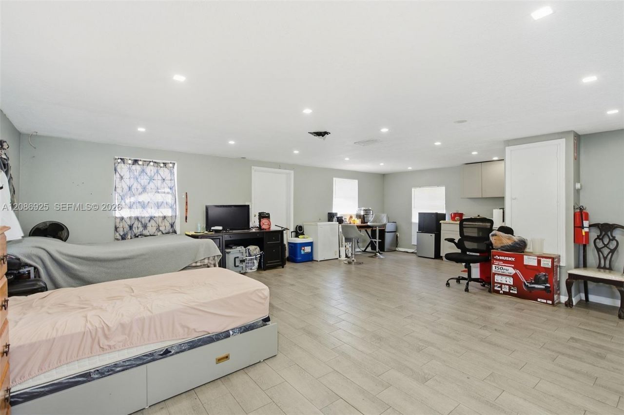 600 Ring Rd, Orlando, FL 32811 Photo