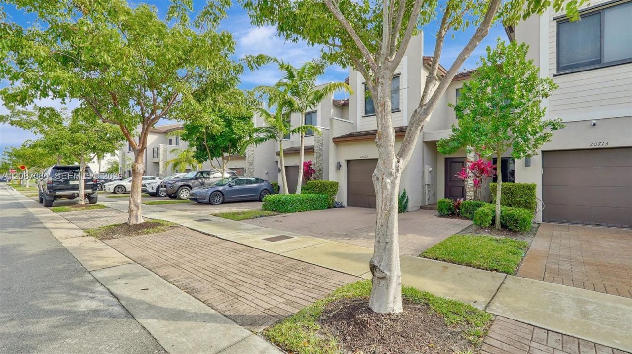 20725 NE 2nd Ct, Miami, FL 33179 Photo
