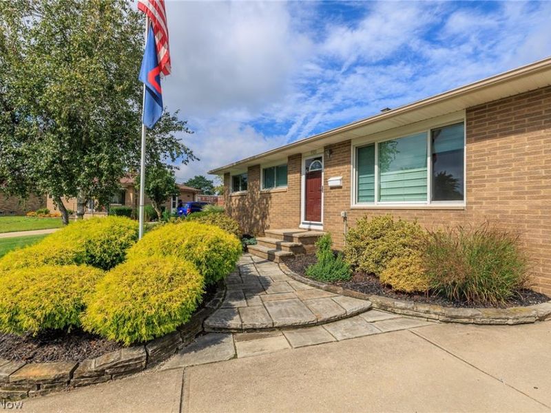 9300 Cambridge Drive, Parma, OH 44129 Photo 3
