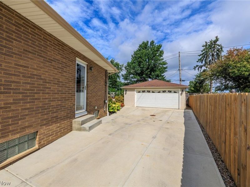 9300 Cambridge Drive, Parma, OH 44129 Photo 4