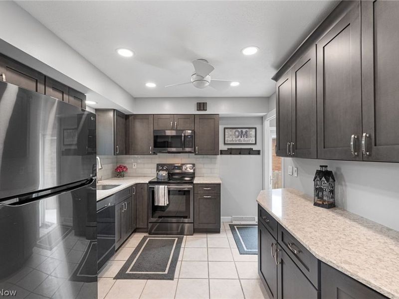 9300 Cambridge Drive, Parma, OH 44129 Photo 9