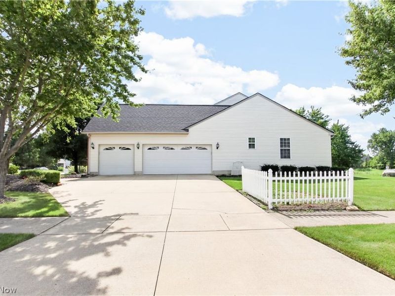 5166 Weatherstone Drive, North Ridgeville, OH 44039 Photo 3