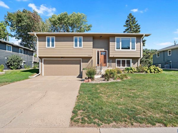 2800 Kingswood Way, Sioux Falls, SD 57106