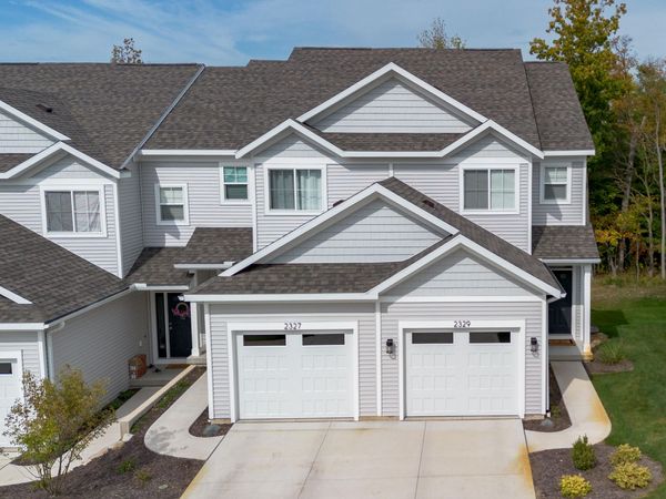 2242 Watertown Way NE, Grand Rapids, MI 49505