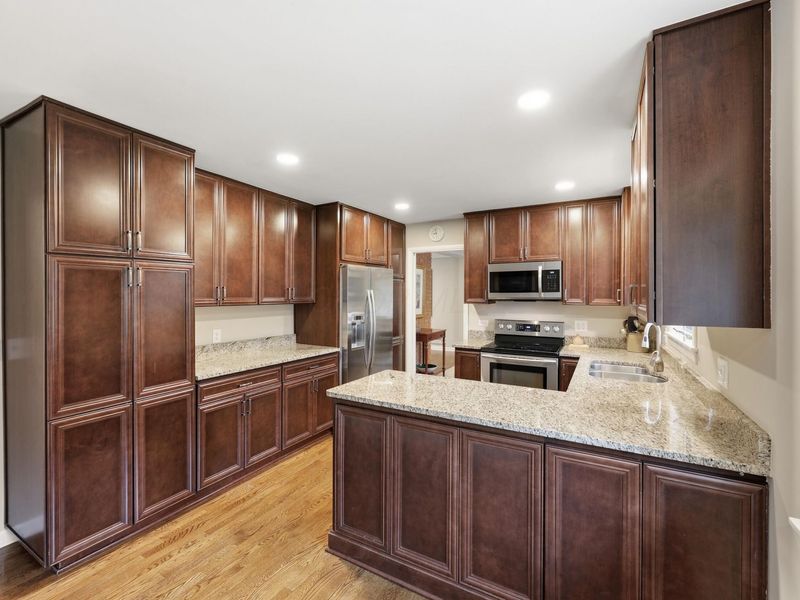 2033 Chardon Road, Columbus, OH 43220 Photo 11