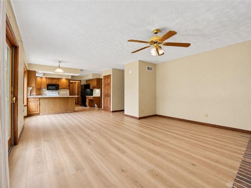 945 Stonehenge Drive, Tipp City, OH 45371 Photo 14