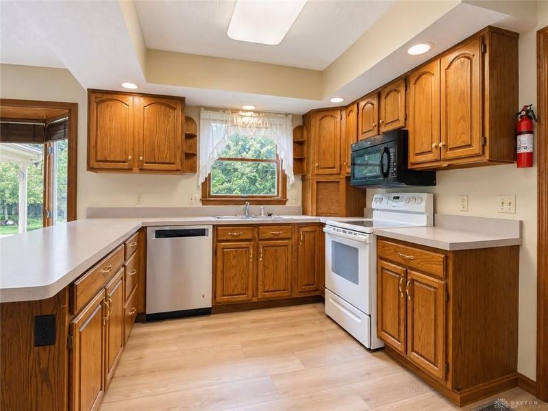 945 Stonehenge Drive, Tipp City, OH 45371 Photo 2