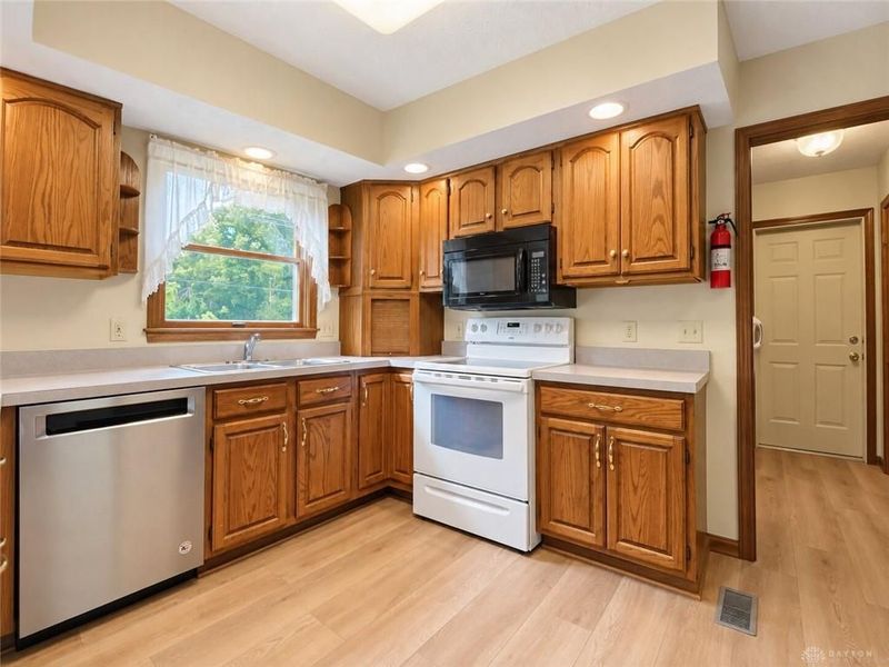 945 Stonehenge Drive, Tipp City, OH 45371 Photo 3