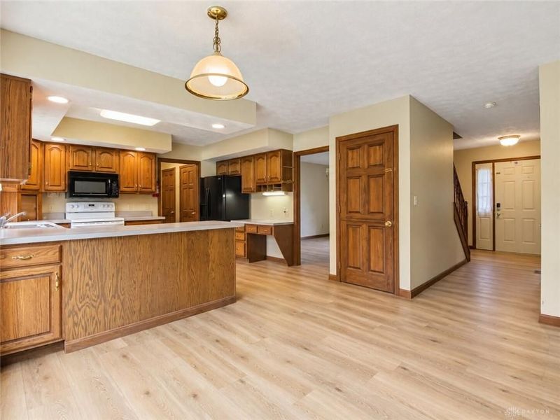 945 Stonehenge Drive, Tipp City, OH 45371 Photo 9