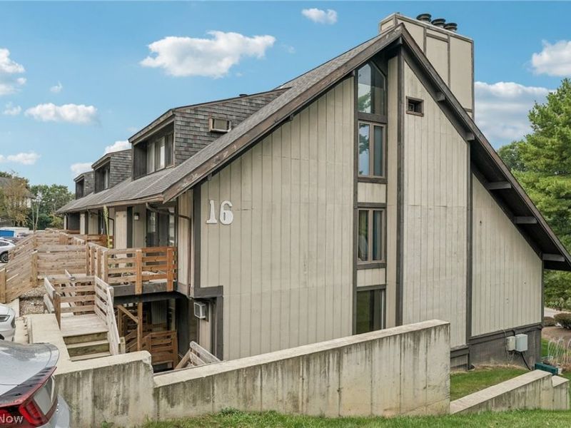 1583 Treetop Trail, Akron, OH 44313 Photo 3