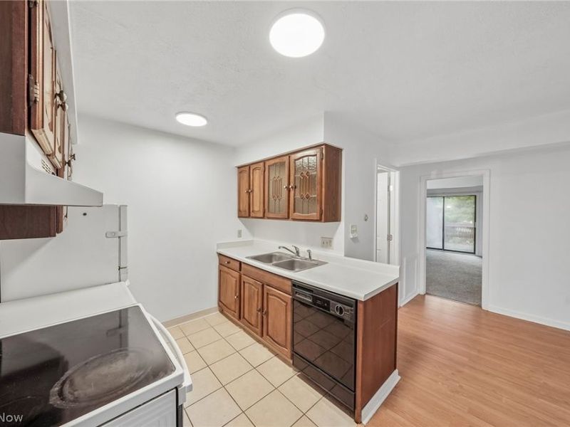1583 Treetop Trail, Akron, OH 44313 Photo 8