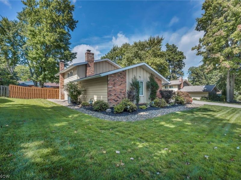 7676 Trenton Trail, Middleburg Heights, OH 44130 Photo 2