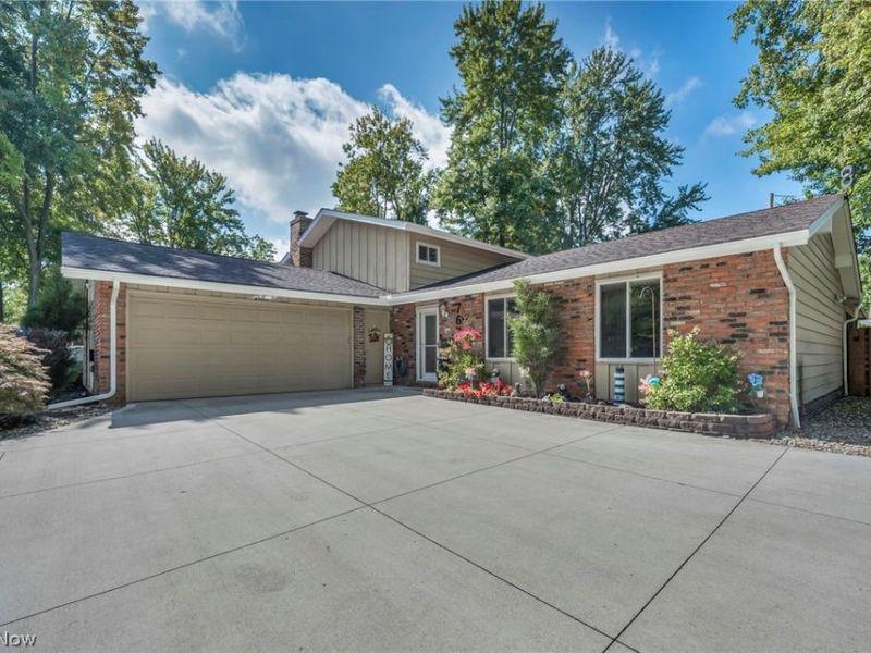 7676 Trenton Trail, Middleburg Heights, OH 44130 Photo 3