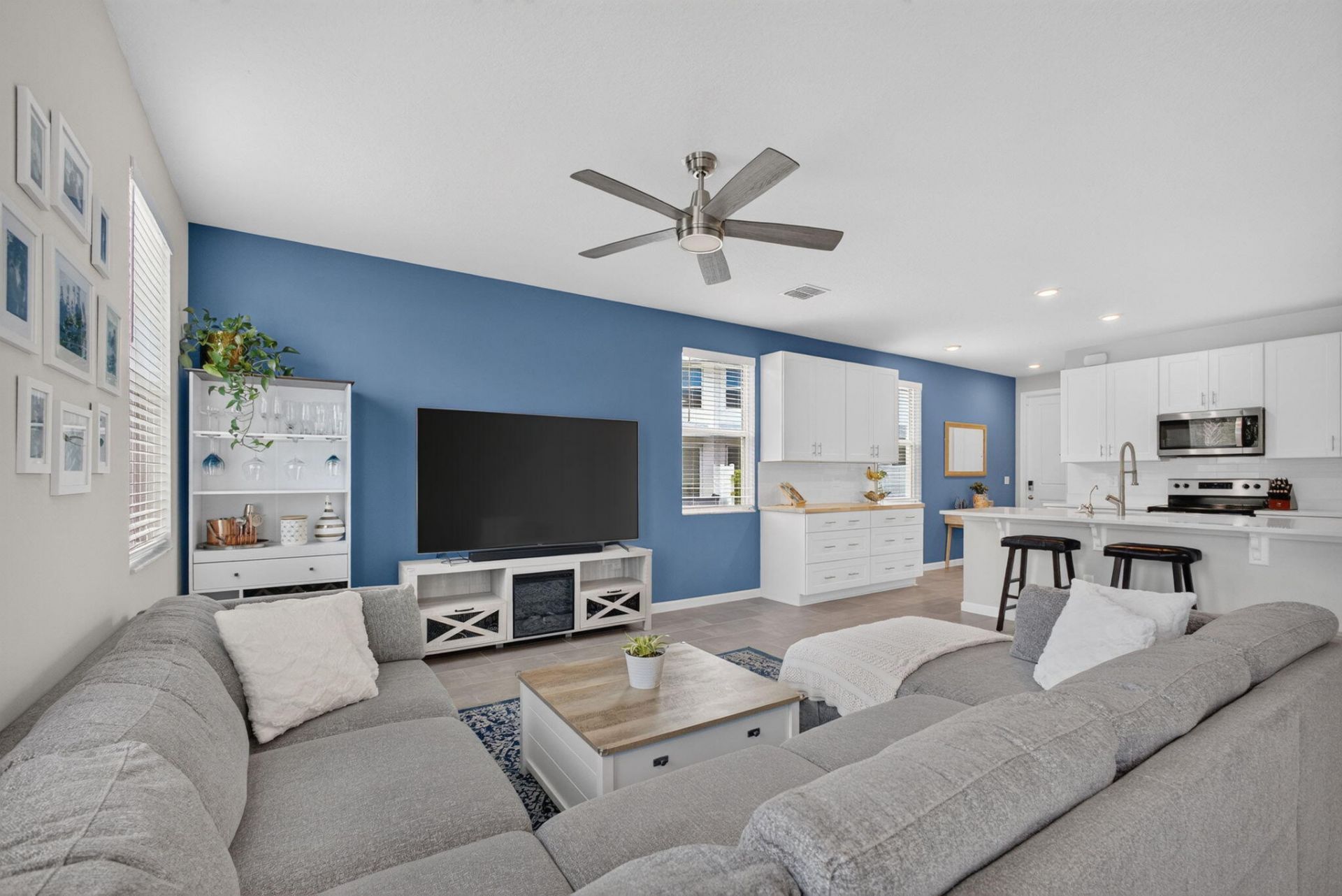 5600 Mentmore Drive, West Palm Beach, FL 33407 Photo