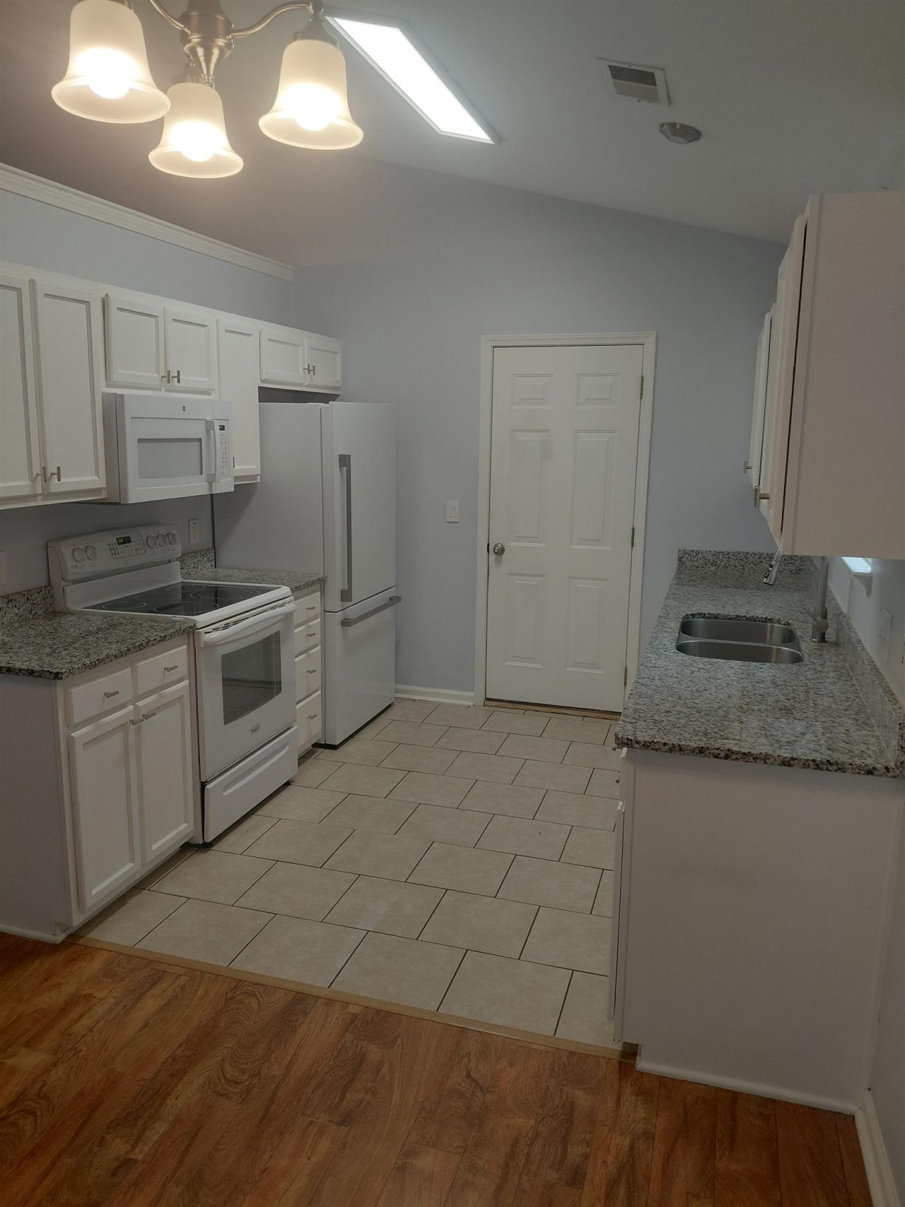 904 Silvercrest Dr. Photo 5