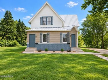 712 - 712 1/2 Buckley Street, Fostoria, OH 44830