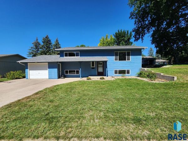 706 E 10th St, Dell Rapids, SD 57022
