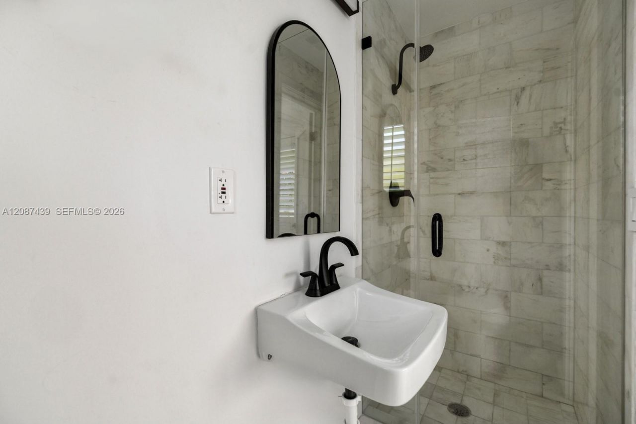 3909 Garden Ave, Miami Beach, FL 33140 Photo