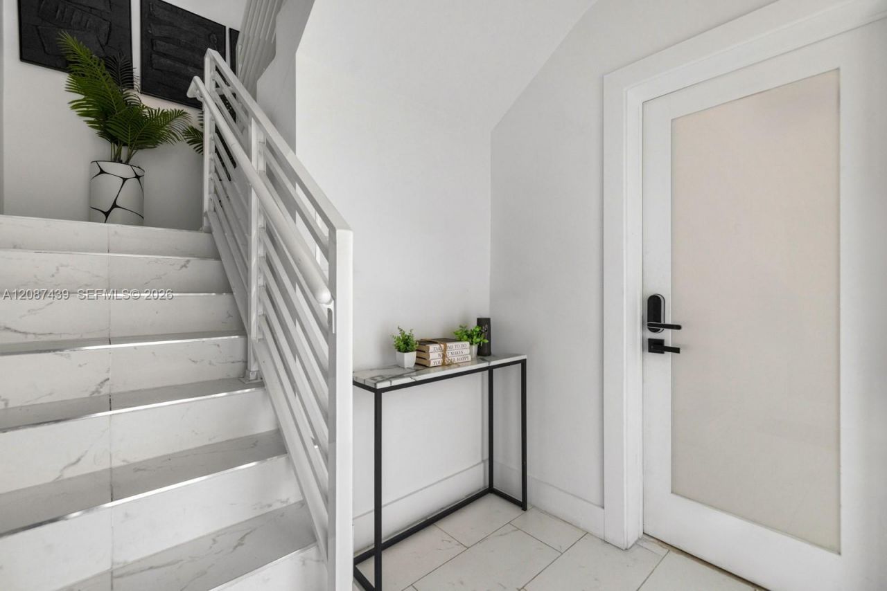 3909 Garden Ave, Miami Beach, FL 33140 Photo