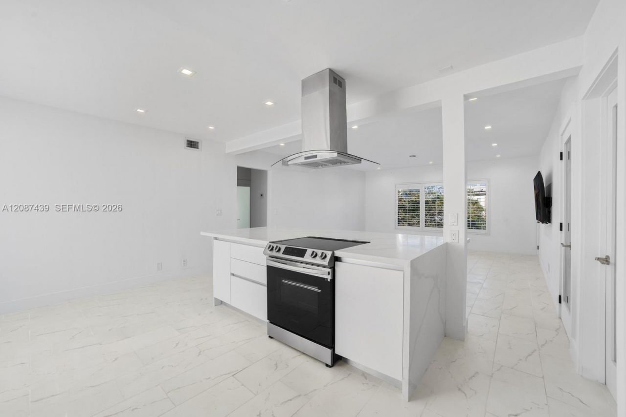 3909 Garden Ave, Miami Beach, FL 33140 Photo