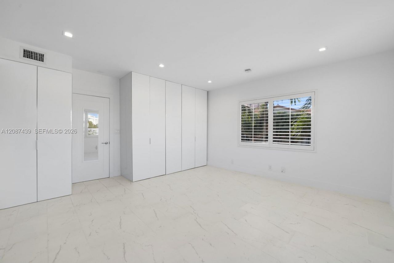 3909 Garden Ave, Miami Beach, FL 33140 Photo