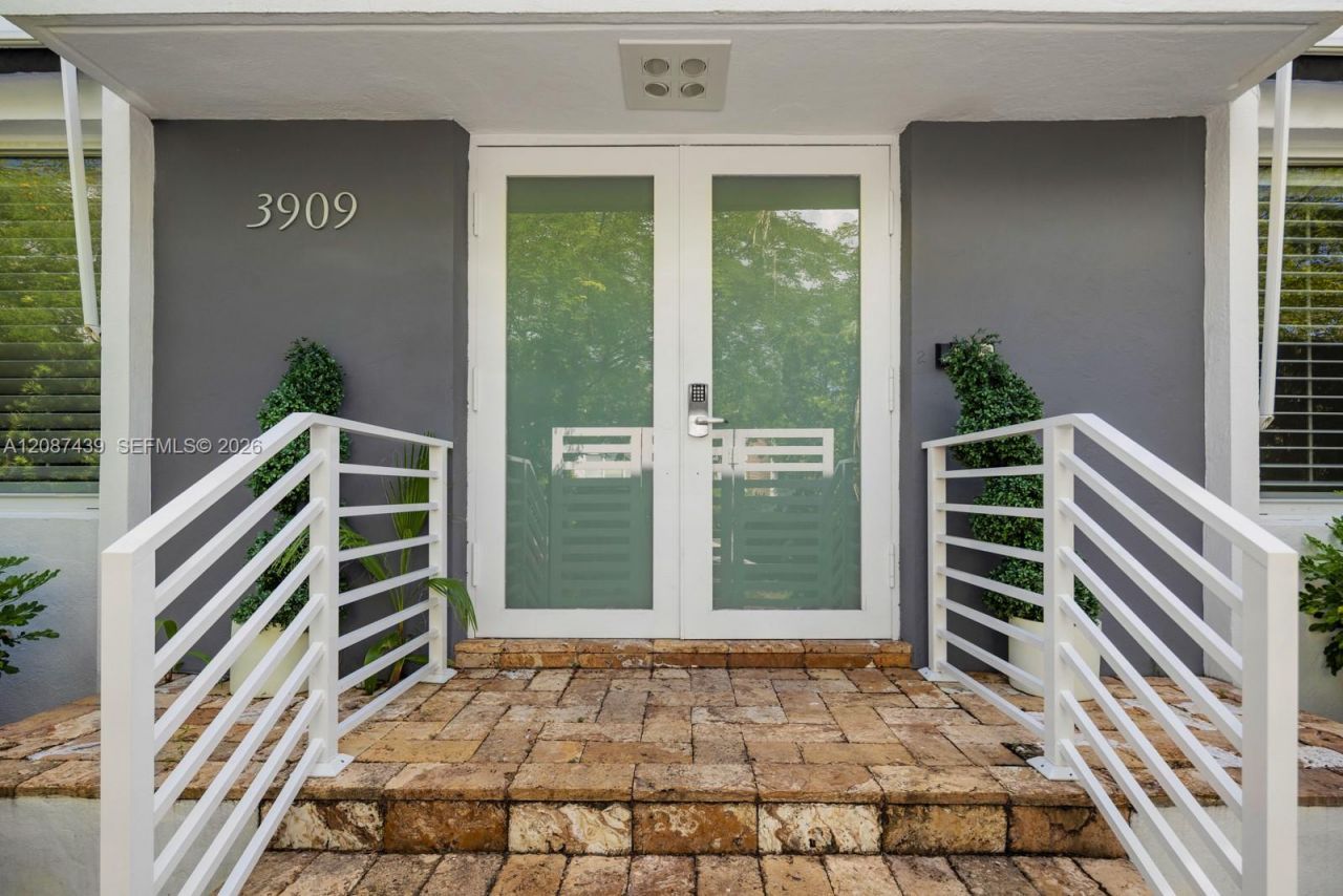 3909 Garden Ave, Miami Beach, FL 33140 Photo