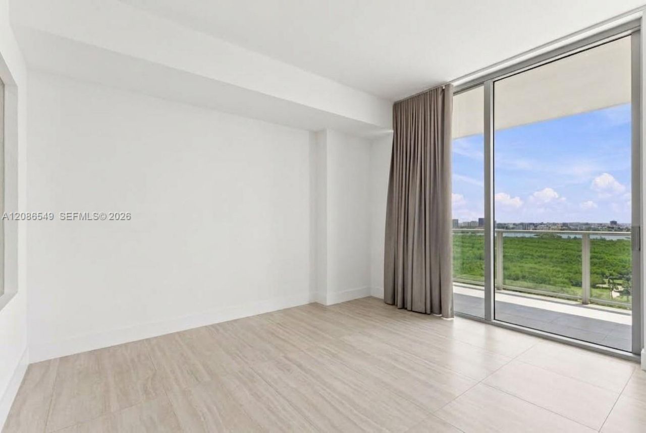 2411 Laguna Circle, Unit 1004, North Miami, FL 33181 Photo
