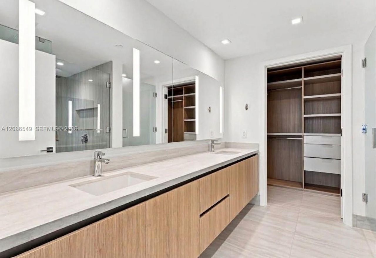 2411 Laguna Circle, Unit 1004, North Miami, FL 33181 Photo