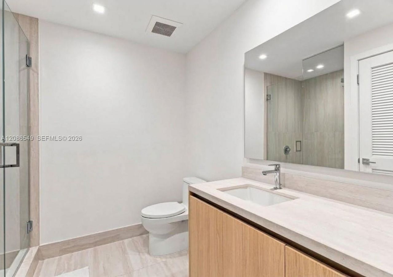 2411 Laguna Circle, Unit 1004, North Miami, FL 33181 Photo