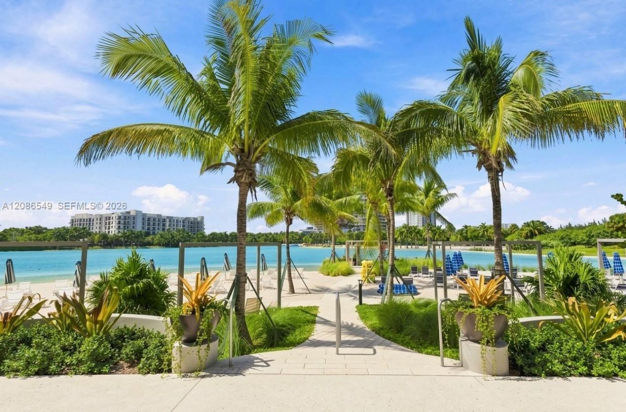 2411 Laguna Circle, Unit 1004, North Miami, FL 33181 Photo