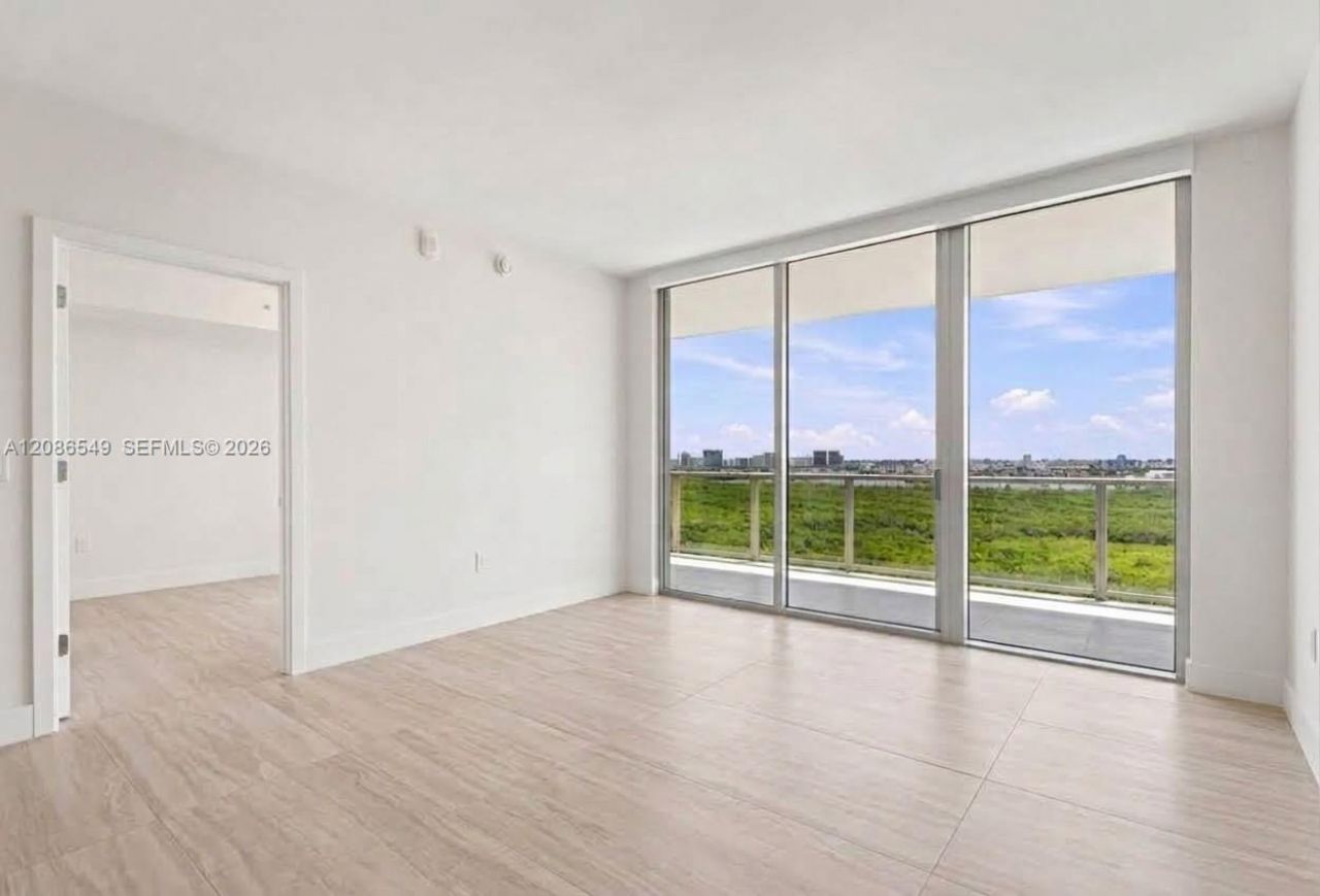 2411 Laguna Circle, Unit 1004, North Miami, FL 33181 Photo