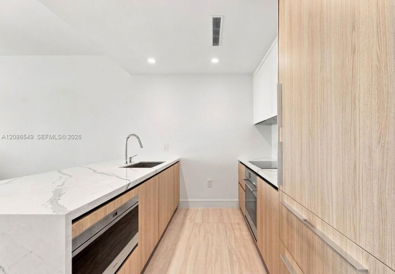 2411 Laguna Circle, Unit 1004, North Miami, FL 33181 Photo