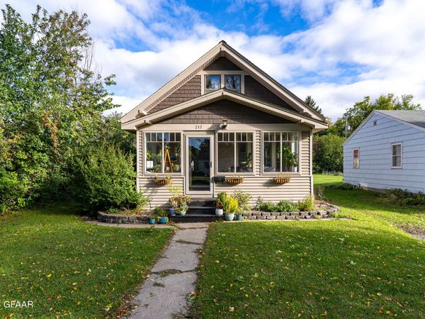 217 3RD Avenue N, Crookston, MN 56716