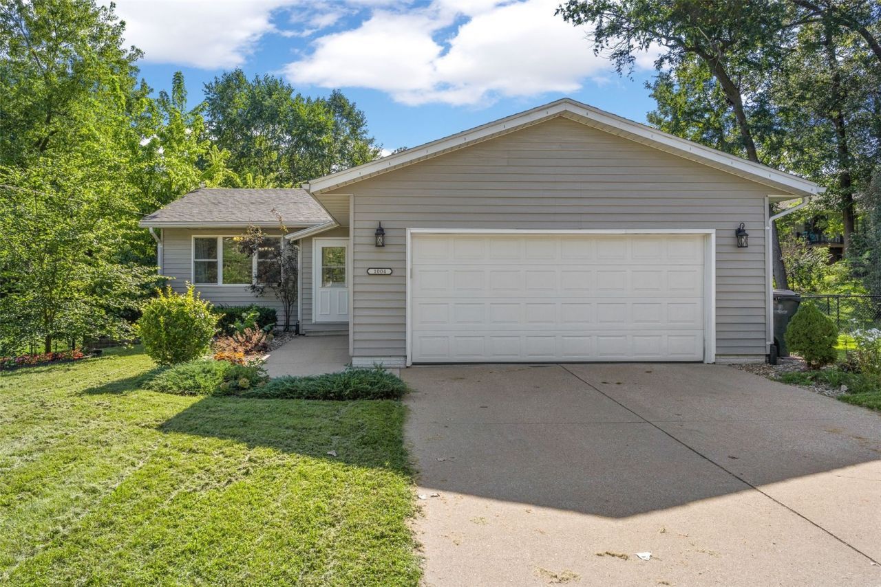 1004 Westwood Drive Nw, Cedar Rapids, IA 52405 Main Photo