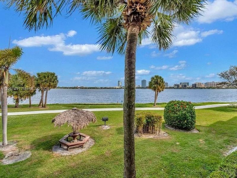 714 Executive Center Dr, Unit 28, West Palm Beach, FL 33401 Photo