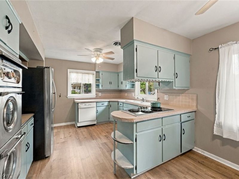 690 Autumn Drive, Amherst, OH 44001 Photo 10