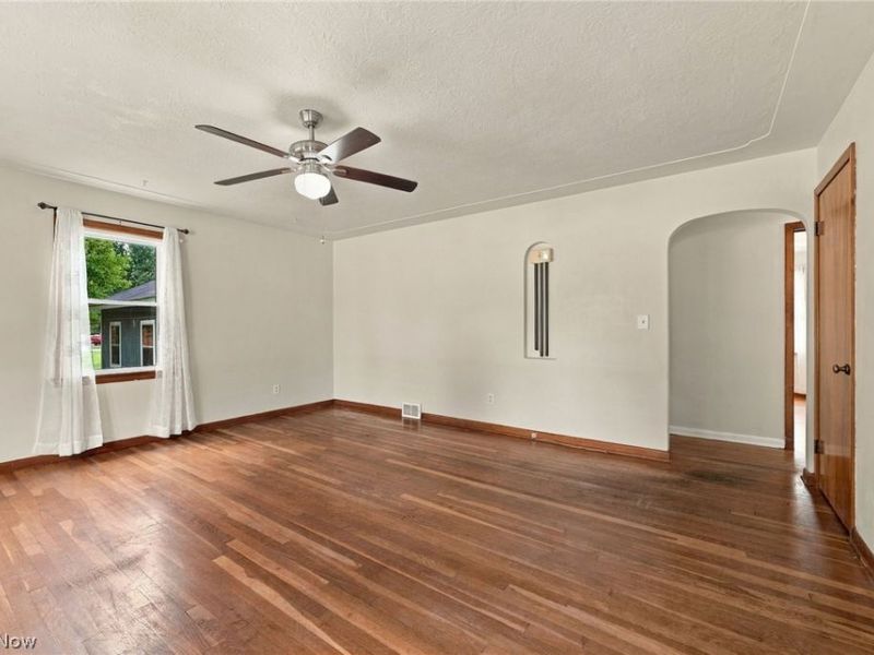690 Autumn Drive, Amherst, OH 44001 Photo 4