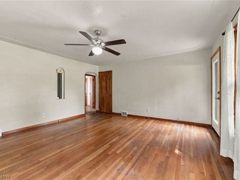 690 Autumn Drive, Amherst, OH 44001 Photo 5