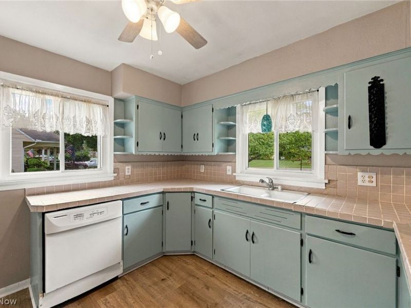 690 Autumn Drive, Amherst, OH 44001 Photo 6