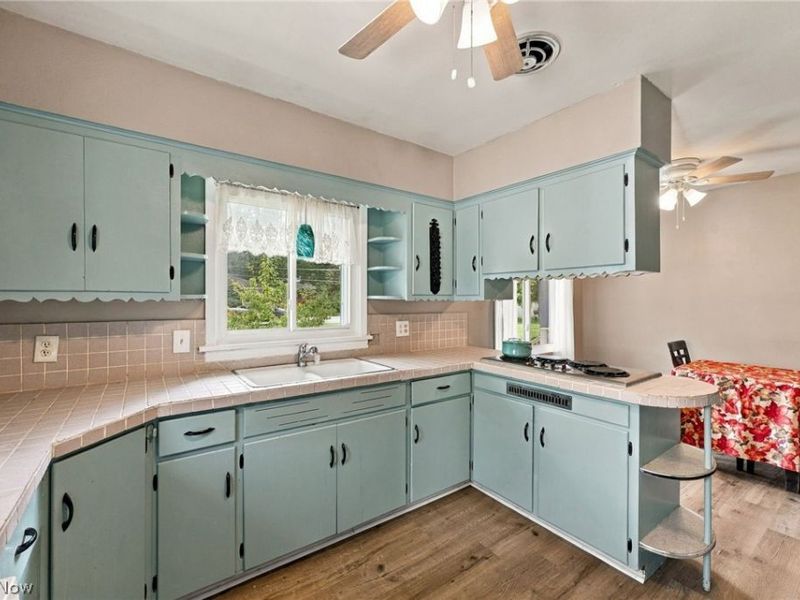 690 Autumn Drive, Amherst, OH 44001 Photo 7