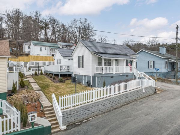 305 Grayson ST, Fries, VA 24330