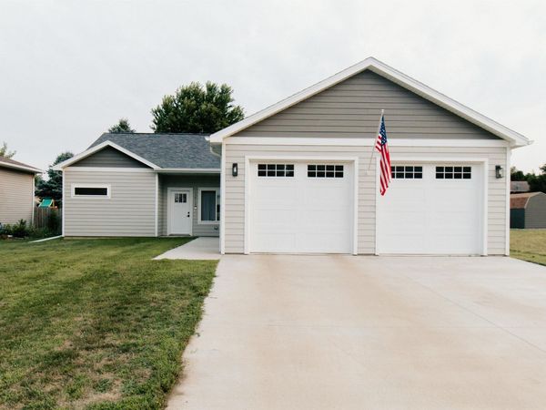1413 NE 5th St, Madison, SD 57042