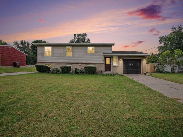 1825 Oak Park Drive, Muskegon, MI 49442