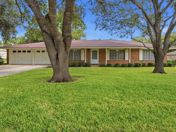 1702 CHESTNUT ST, Floresville, TX 78114