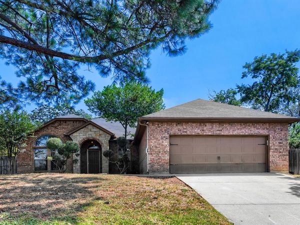 1104 Irwin Drive, Hurst, TX 76053