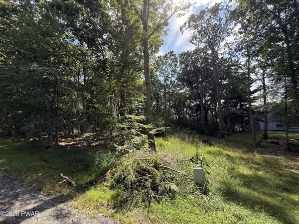 202 Broadmoor Drive , Hawley, PA 18428