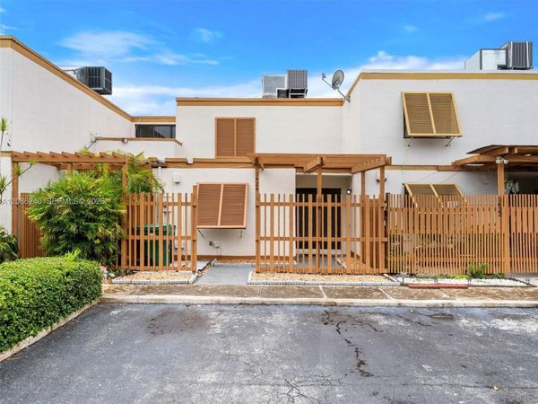 1424 SW 131st Place Cir E, Miami, FL 33184